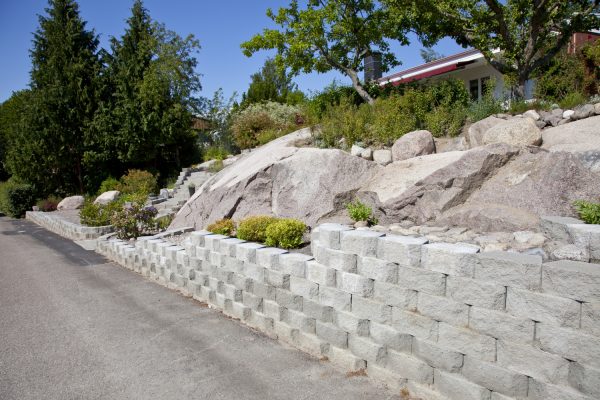 Megastone Rundhugget grå mur forstøtningsmur Støttemur